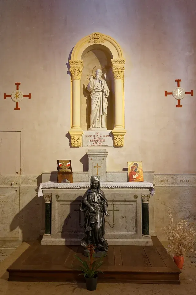 Maximin of Aix: photograph of a small altar with a saint's statue in a niche