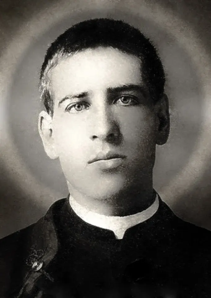 Toribio Romo González: black-and-white portrait photograph of a young priest