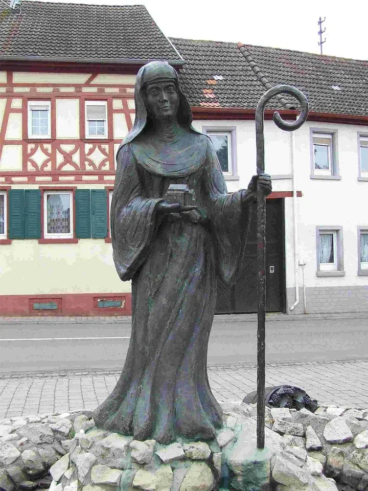 Lioba: outdoor metal statue of a nun holding a staff and book