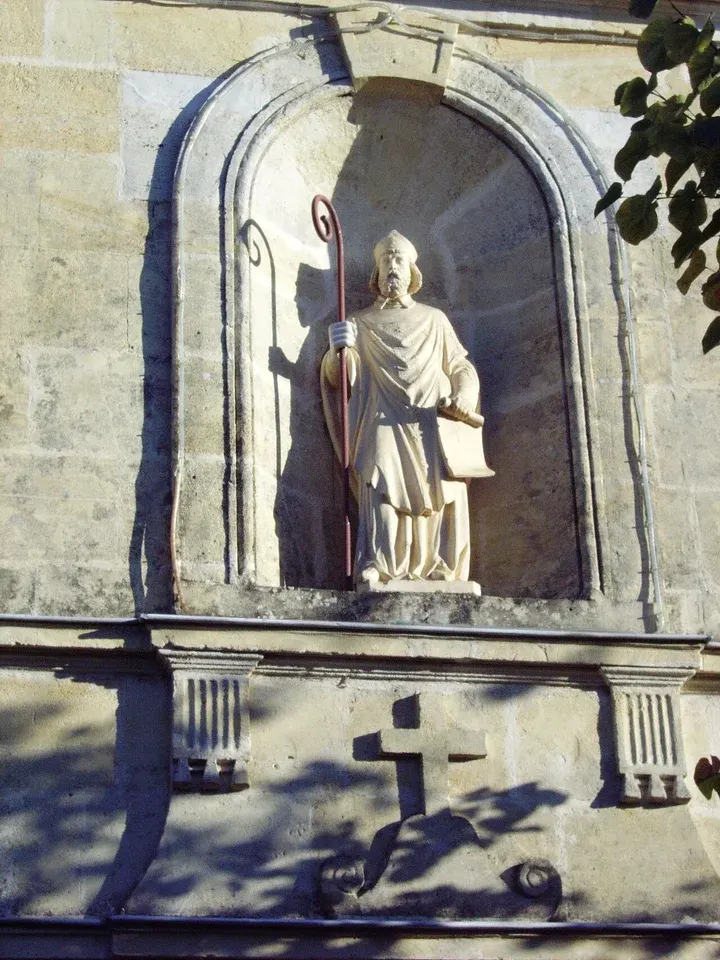 Medard of Noyon: stone bishop statue in an outdoor wall niche